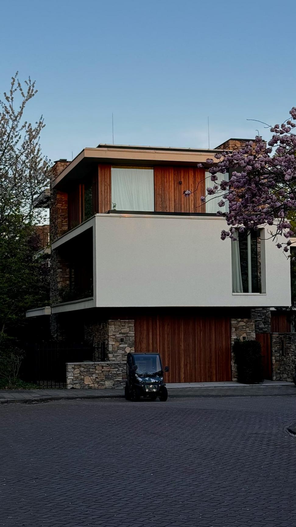 Lakeview Residence